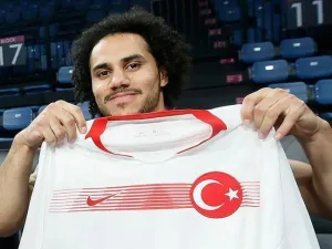 Acquiring Turkish citizenship recently, Anadolu Efes point guard Larkin to miss Turkey debut amid injury problem (Photo: AA)