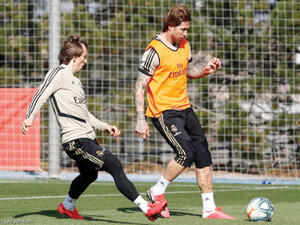 راموس (يمين) خلال تدريبات ريال مدريد