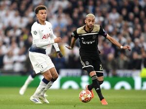 حكيم زياش (يمين)