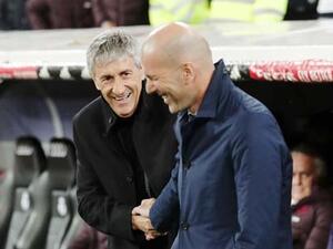 كيكي سيتيين (يسار) يصافح زين الدين زيدان مدرب ريال مدريد