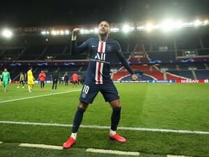 نيمار يحتفل بهدفه