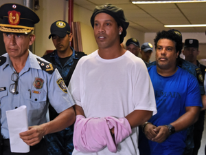 رونالدينيو خارج السجن