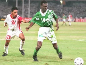 Saudi Arabian football player Khaled Massad (R) fighting for the ball with an Emirati player. (File/Rabih Moghrabi/AFP)