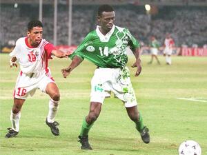 Saudi Arabian football player Khaled Massad (R) fighting for the ball with an Emirati player. (File/Rabih Moghrabi/AFP)