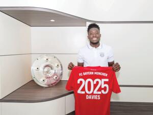 ديفيس يمدد عقده