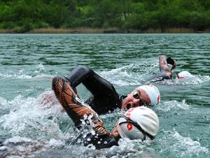 Coronavirus forces teenaged triathlon athletes to train in Boracko Lake (Photo: AA)