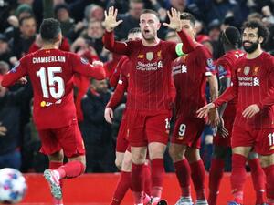 جوردان هندرسون (وسط)