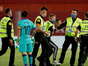 المشجع الذي اقتحم أرضية الملعب