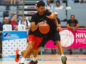 جوكوفيتش يمارس رياضة كرة السلة