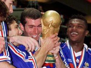 زيدان يرفع كأس العالم 1998