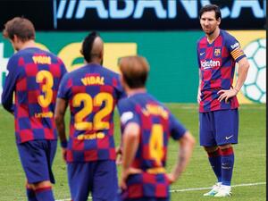 ليونيل ميسي (يمين)