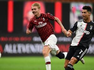 رونالدو (يمين) يسجل هدفاً ليوفنتوس في شباك ميلان