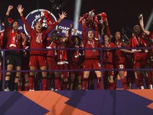 لاعبو ليفربول يحتفلون باللقب