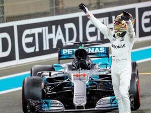 هاميلتون يحتفل بفوزه