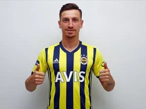 Turkish midfielder inks 4-year contract with Turkish Super Lig club (Photo: Fenerbahce)