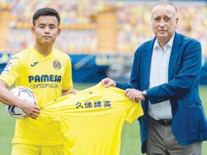 كوبو بقميص فياريال (يسار)