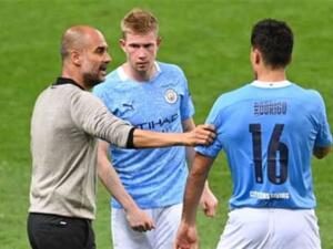 غوارديولا يتحدث إلى لاعبيه رودري وكيفين دي بروينه خلال المباراة