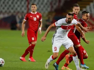 Home team Serbia focused on defensive play after team captain Kolarov's red card but secured one point against Turkey (Photo: AA)