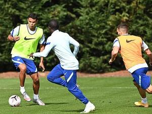 سيلفا (يسار) خلال تدريبات تشيلسي