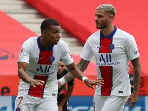 ماورو إيكاردي ومبابي (يسار)