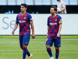 سواريز (يسار) في وضعية صعبة