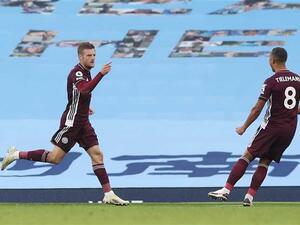 فاردي (يسار) يحتفل بأحد أهدافه في شباك مانشستر سيتي