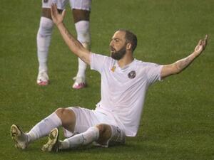 هيغواين يستهل مشواره في الدوري الأميركي بأسوأ الطرق