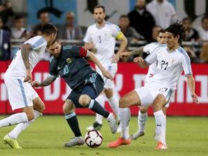 كافاني (يمين) وميسي (وسط)