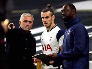 غاريث بايل (وسط) قبل نزوله