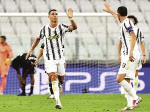 كريستيانو رونالدو (يسار)