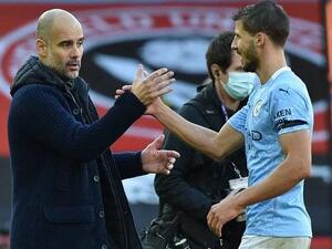 جوسيب غوارديولا (يسار)