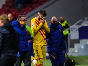 بيكيه يغادر الملعب متأثراً بالإصابة بيكيه يغادر الملعب متأثراً بالإصابة