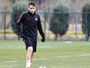 17-year-old midfielder inks 4-year contract with German club ending June 30, 2025 (Photo: AFP)