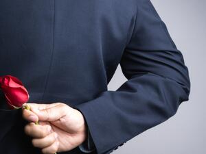 شجّعي زوجك وقدّري مجهوداته وبادري بالتقرّب إليه عبر مدحه والثناء عليه