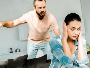  السيطرة على مشاعرك والحفاظ على هدوئك يساعدك على التفكير بوضوح وحكمة