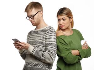 عليكِ مقاومة رغبتك في مراقبة زوجك وتجنبي حتى محاولة النظر إلى شاشة هاتفه