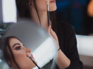 تعرفي على مضار عدم إزالة الماكياج قبل النوم