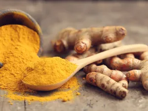 يساعد الكركم على الهضم نظراً لأنه يقلل من الانتفاخ والغازات ويساهم في تحسين عملية الهضم