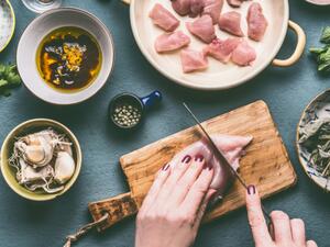 يجب استخدام أدوات مائدة مختلفة للحوم النيئة والمطهية