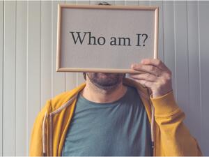 البعض يحاول إظهار أنه يعرف كل شيء رغم عدم معرفته والبعض الآخر يظهر العكس