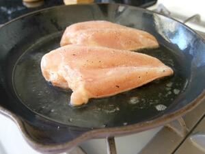 تناول الدجاج غير المطهو بشكل جيد أو عصاراته قد يؤدي إلى التسمم الغذائي