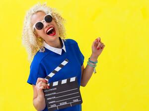 تليفزيون الواقع وهو نوع من البرامج يقوم على رصد حياة أشخاص عادية ومتابعة حياتهم وقصصهم الخاصة