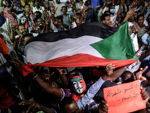 Sudanese protesters gather for a sit-in outside the military headquarters in Khartoum on May 19, 2019. (Mohamed el-Shahed / AFP)