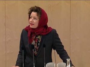 Martha Bissmann covered her hair during a general assembly speech on Friday to protest Hjab ban. (Screenshot)