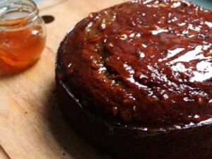 كيكة التمر بمربى المشمش