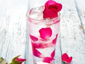 اصنعيه بنفسك: ماء الورد لتكبير الصدر 