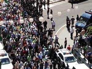  الشرطة قامت بتفريق أول مجموعة من المحتجين، واعتقلت اثنين منهم