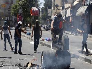 تظاهر مئات الفلسطينيين في بلدة العيسوية عقب صلاة الجمعة من مسجد الأربعين الكبير