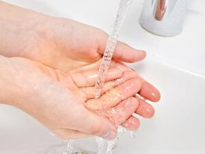 استخدم الماء الدافئ لتجنب إزالة الزيوت الطبيعية من بشرتك