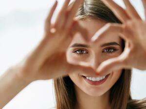 تناول الكثير من الأطعمة التي تحتوي على الملح تتسبب بانتفاخ عينيك